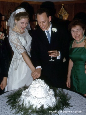 Kathleen and Stephen Jacobs cutting wedding cake